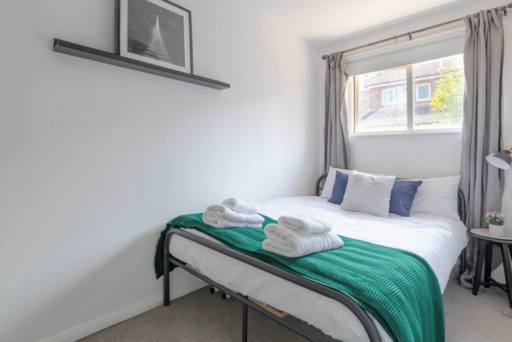 Lovely 4 Bed House w Garden, 1 Stop to Waterloo