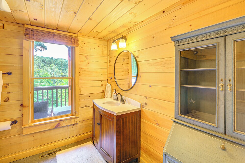 Blue Ridge Mtns Retreat w/ Views, 1 Mi to Parkway!