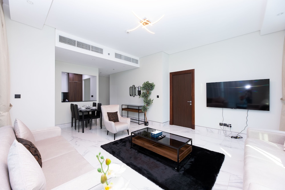 SIMPLY COMFORT Urban Chic Suites in J One Tower City & Canal Views