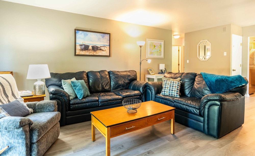 Cozy Condo at Interlaken! Stay & Play on Lake Como