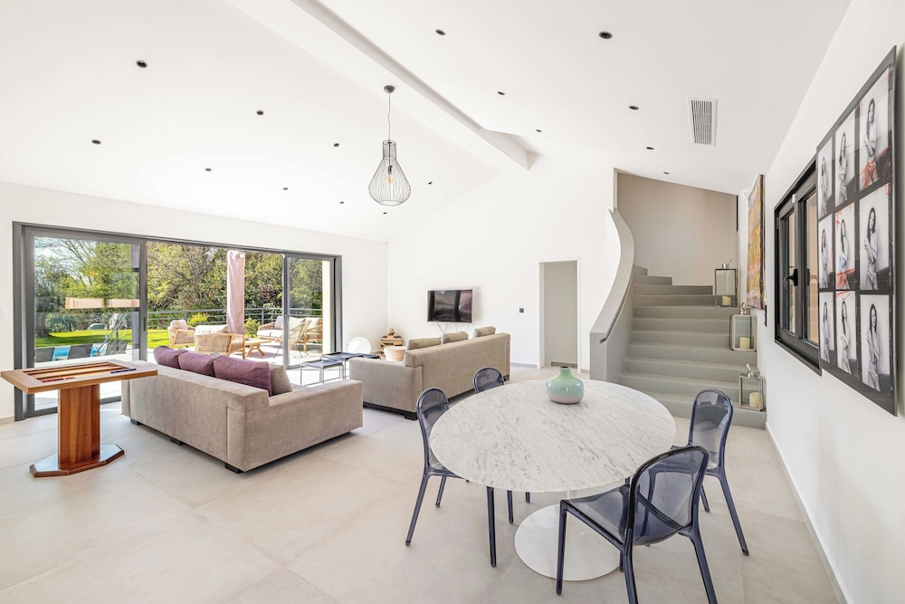 Modern Villa With Heated Pool and Garden