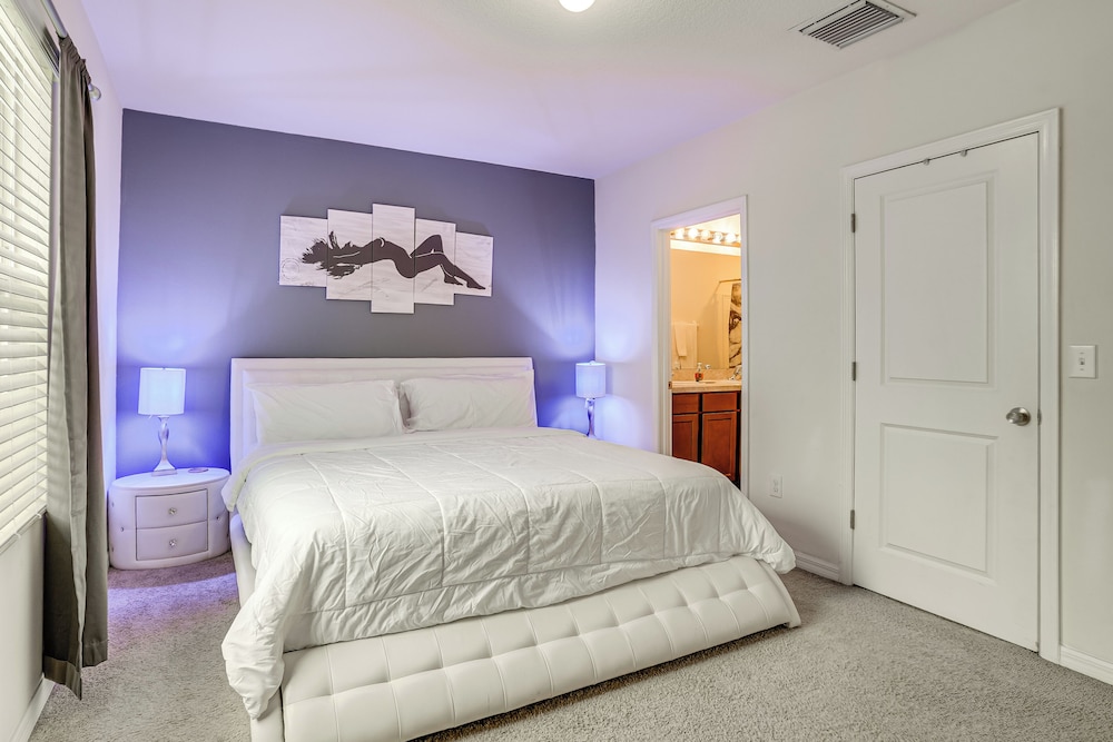 Modern Family Townhome w/ Patio in Riverview!