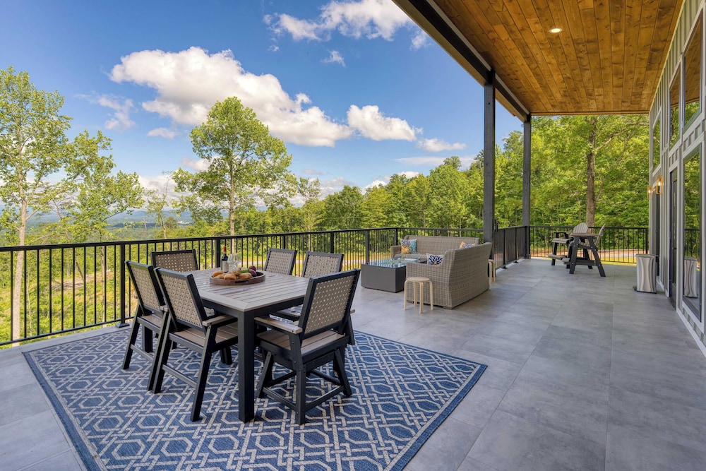 Luxury Group Retreat w/ Indoor Pool, Arcade & 56-mile Views Grand Vista Retreat