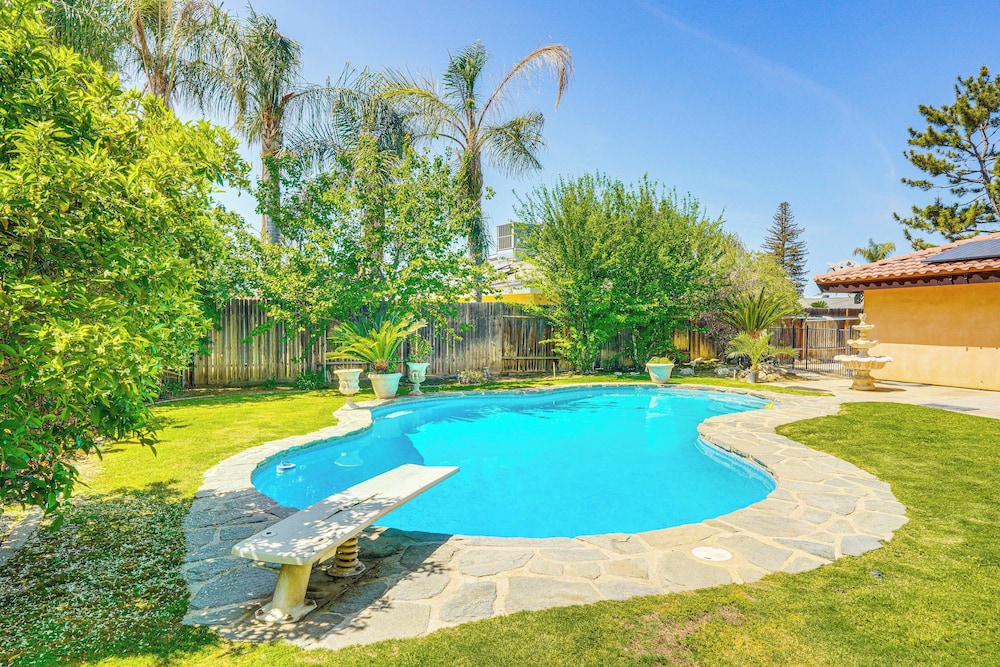 7 Mi to Dtwn: Poolside Paradise in Bakersfield!