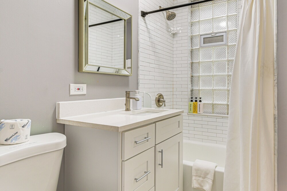5 Mi to Dtwn: Ukrainian Village Apartment!