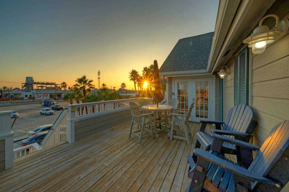 Dolphin at Trout Street Queen Suite w/ Kitchenette Marina-front + Patio