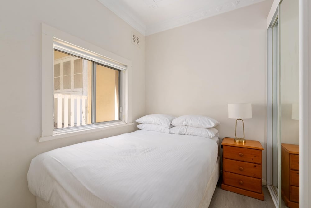 Chic 1-bed Retreat Near Shops & Beach