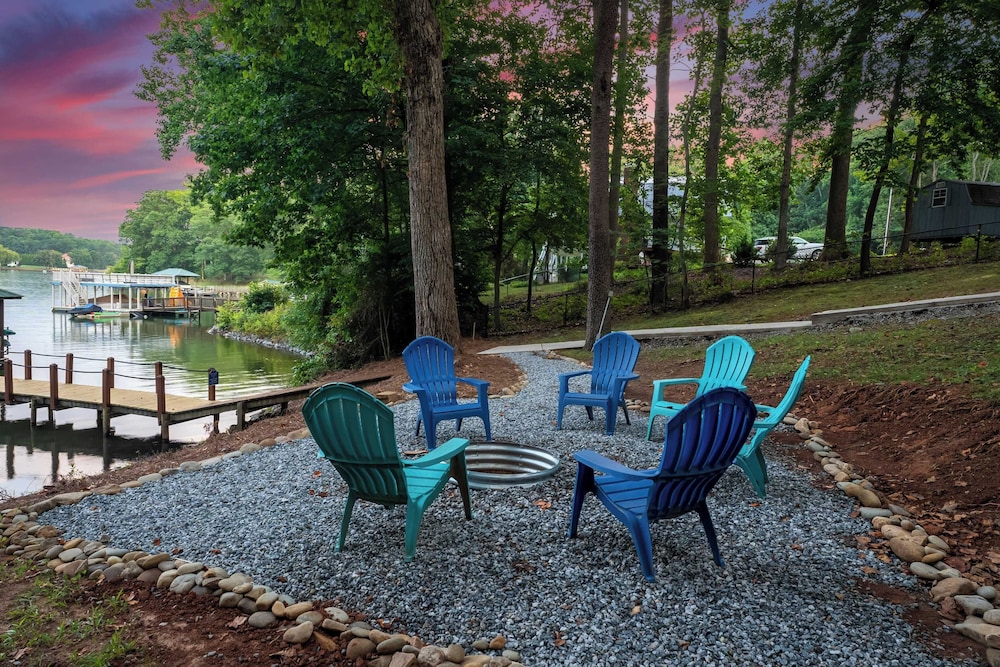 Lake Days by Avantstay Hot Tub + Firepit + Game Room & Private Dock Access