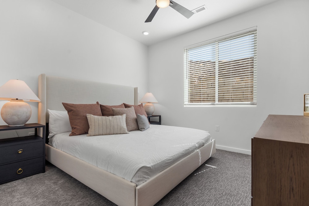 Brand New! Desert Cliff Sleeps 20 Guests!