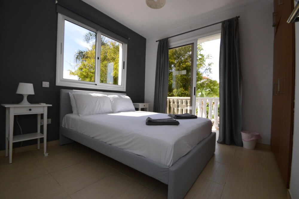 Villa Sleeps 8 With Private Pool