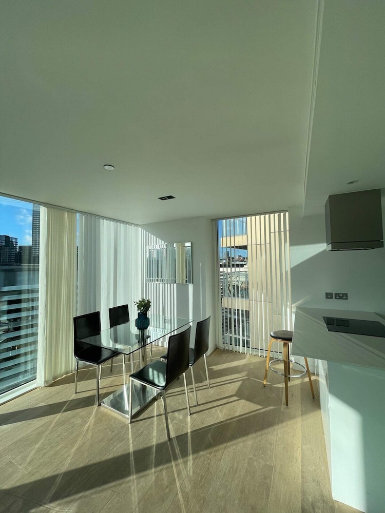 Exquisite 2BD Flat w/ Balcony, Shoreditch!