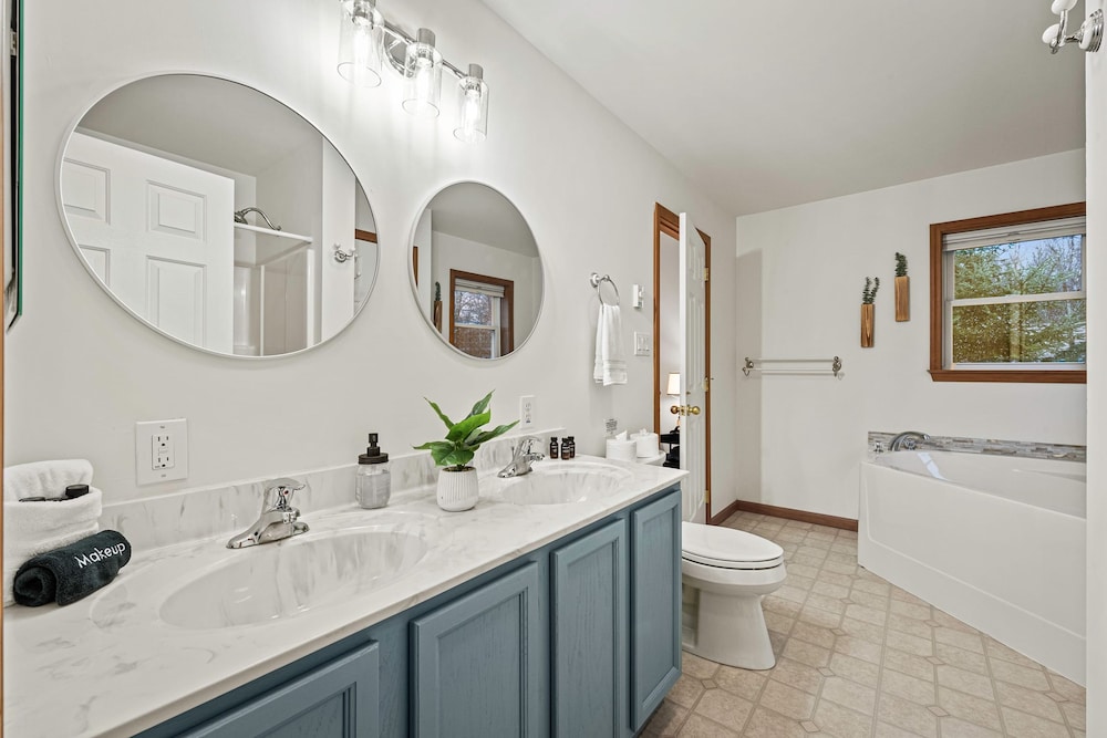 Mews Mountain House by Avantstay Walk to Beach Hot Tub Game Room