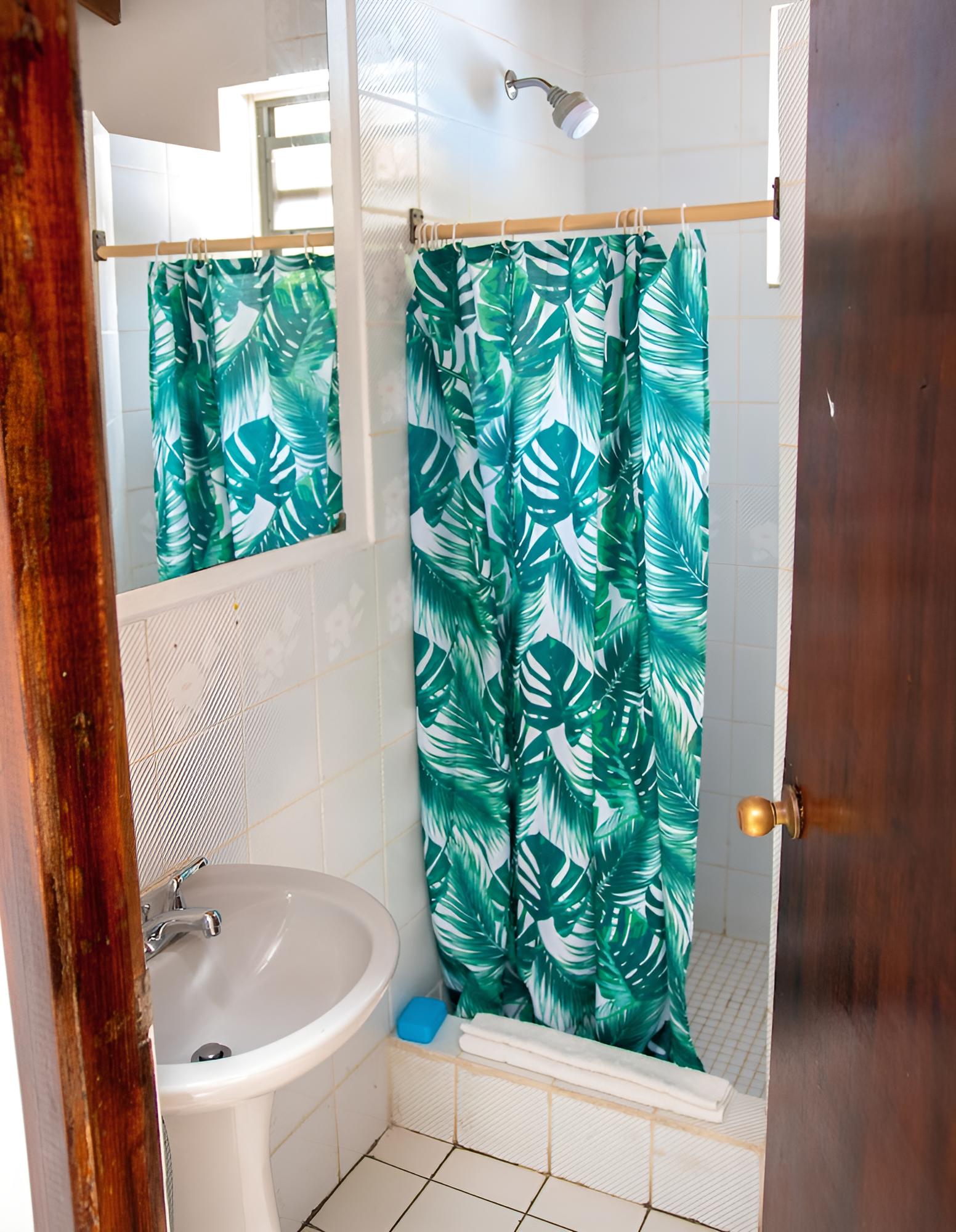 Tropical Breeze Guesthouse and Furnished Apartments