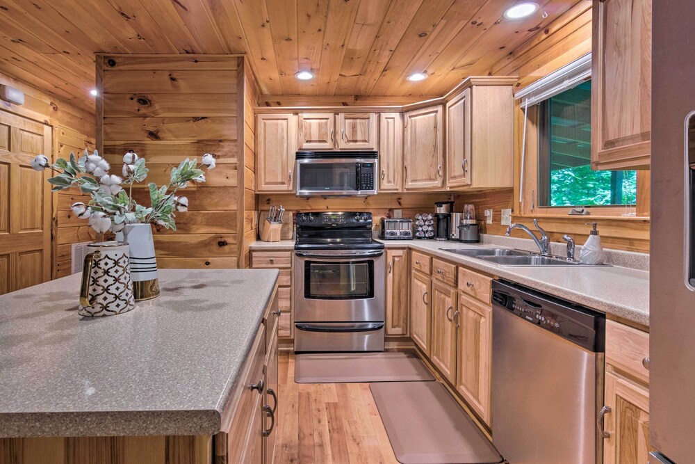 Charming Mtn Cabin 2 Mi From Downtown Boone! view 5