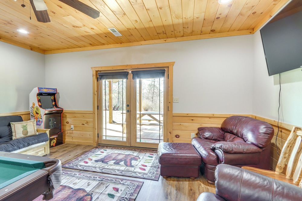 Blue Ridge Orchard Overlook' Cabin w/ Hot Tub