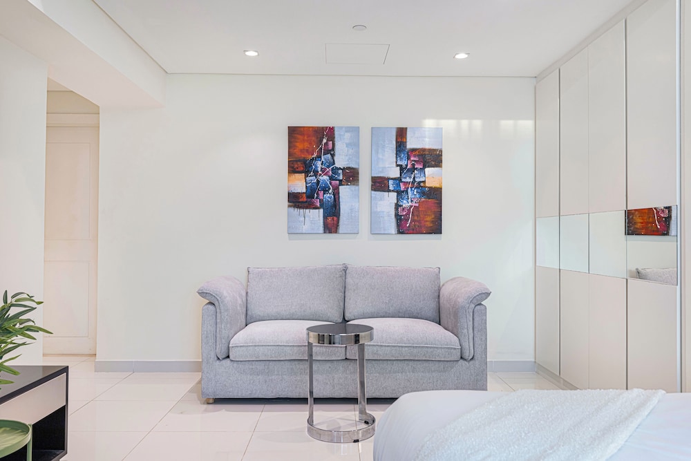 DAMAC Suites by Hostiva – Burj & Fountain