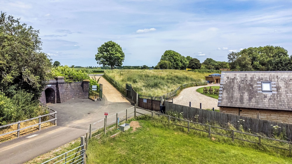 Acorn Lodge At Bridge Lake Farm & Fishery