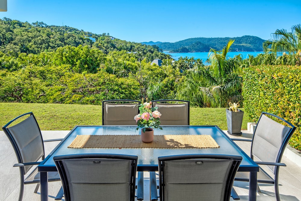 Hotel Poinciana 011 Deluxe 2 Bedroom Apartment Centrally Located With Golf Buggy - Image 1