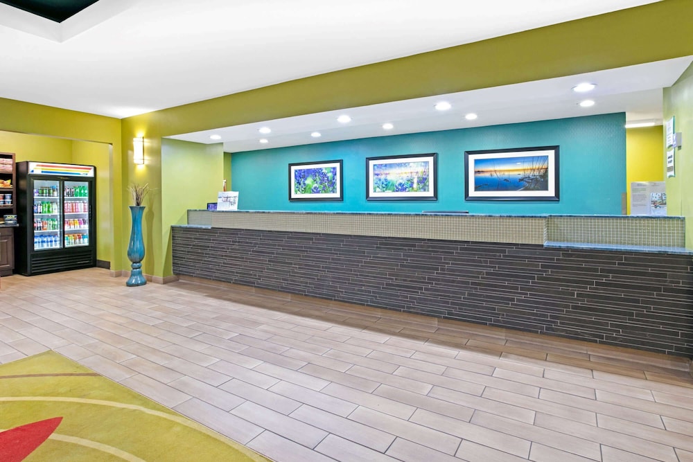 La Quinta Inn & Suites by Wyndham Paris view 3