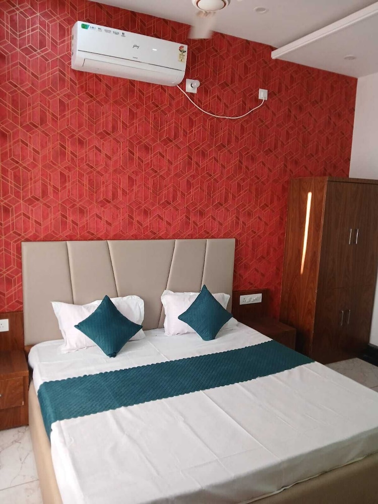 Aarav Hotel
