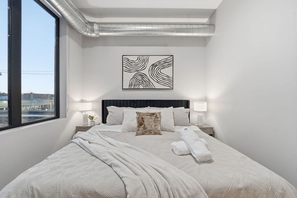 Chic 2BR Apartment in Edgewater Modern Comfort
