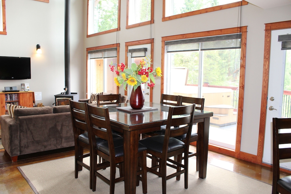 Cedar House Restaurant & Chalets