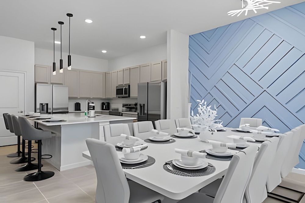 Luxury 6BR Near Universal, Pool, Spa & Game Room