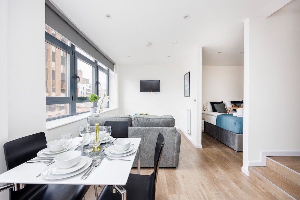 Modern 1 Bed Flat in Town Centre - Free Wifi