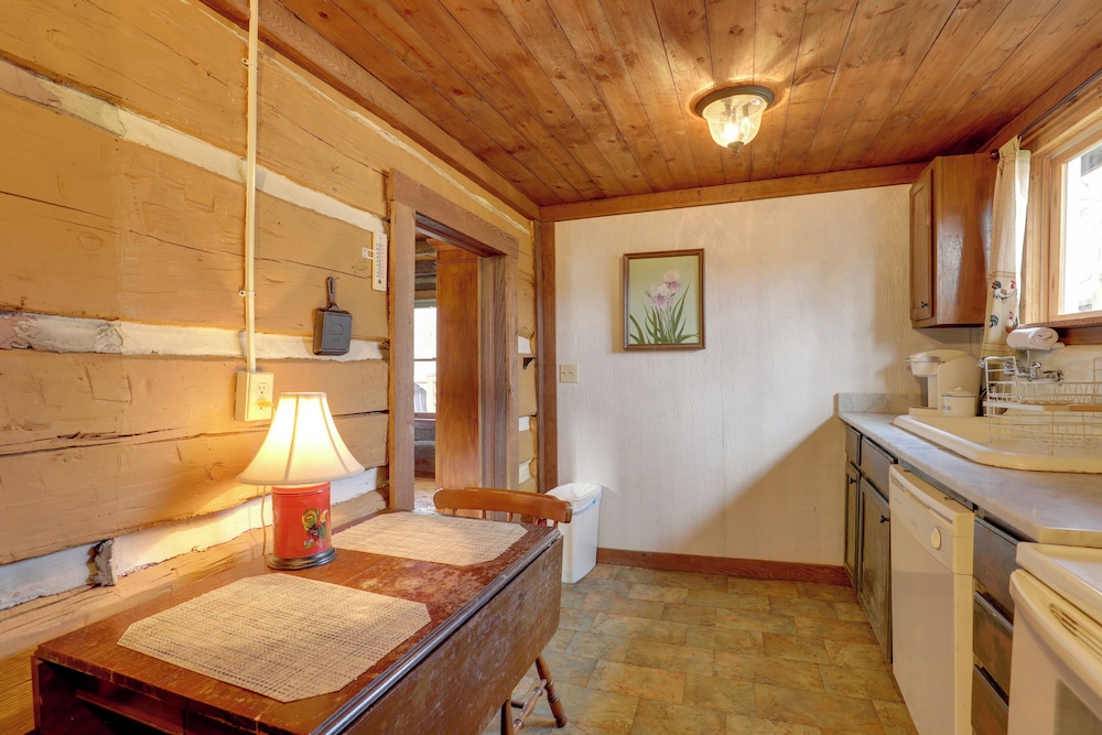 Scenic Hot Springs Retreat Near Appalachian Trail!