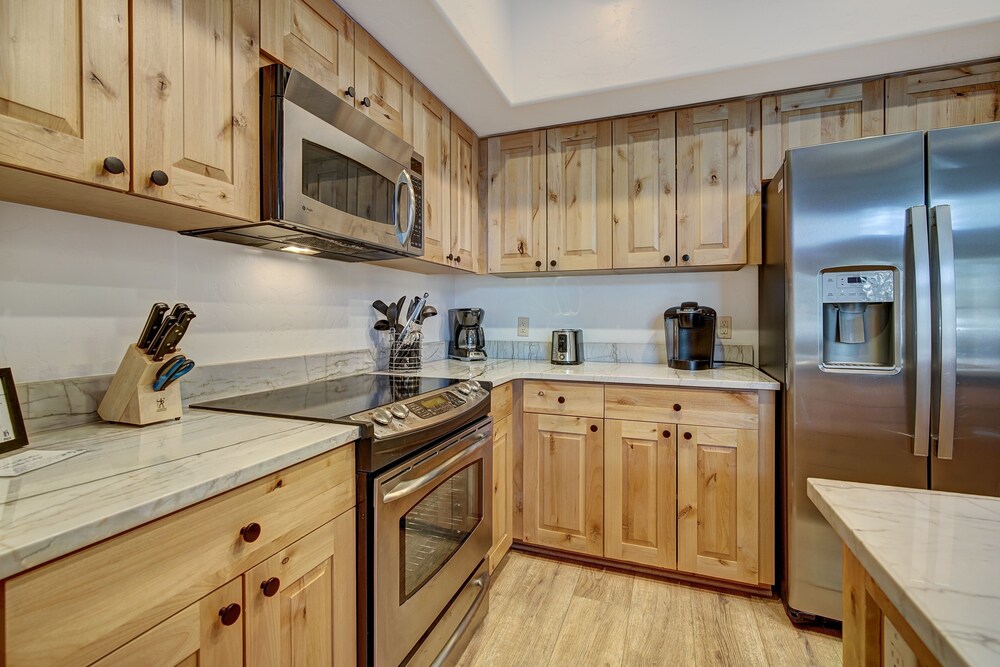 Updated, Modern Townhome With Private Garage 2 Bedroom Condo