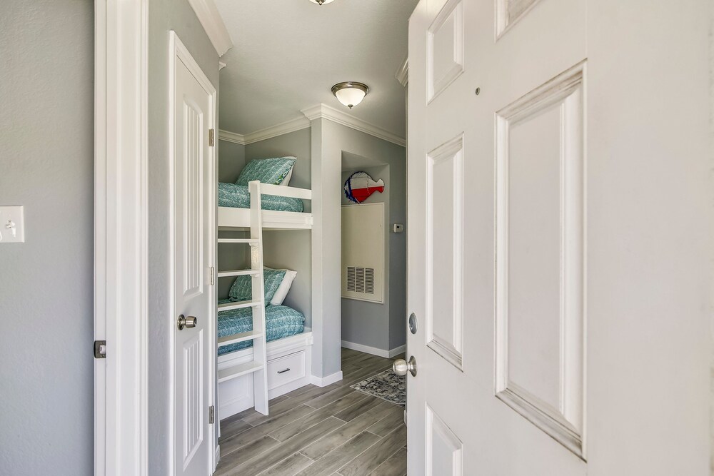 Seascape 2317 Studio Bedroom Condo by RedAwning
