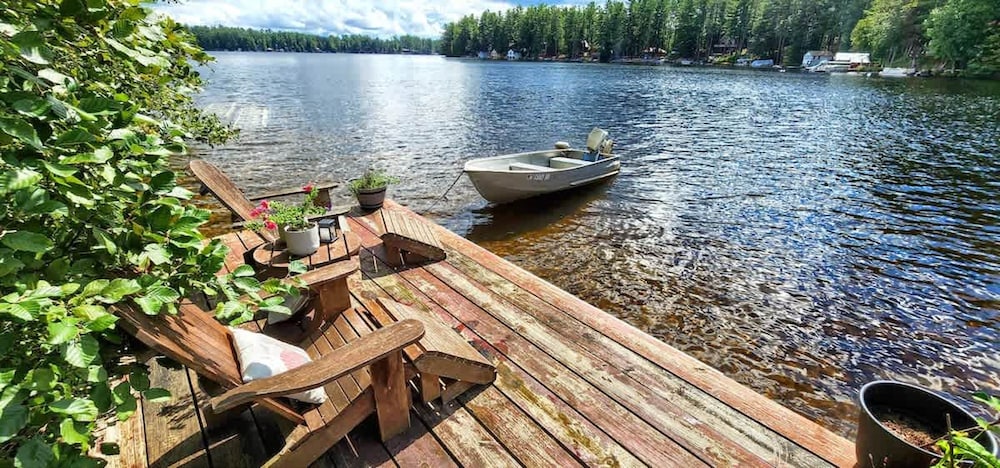2 Romantic Island Cabins for 5 - Hot Tub Boat