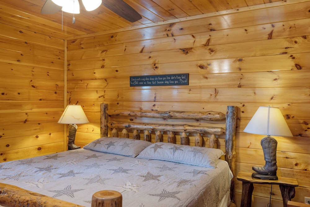 56-guest Retreat Panoramic Views, Hot Tubs, Game Room & Theater Seasonal Outdoor Pool Near Dollywood, Gatlinburg