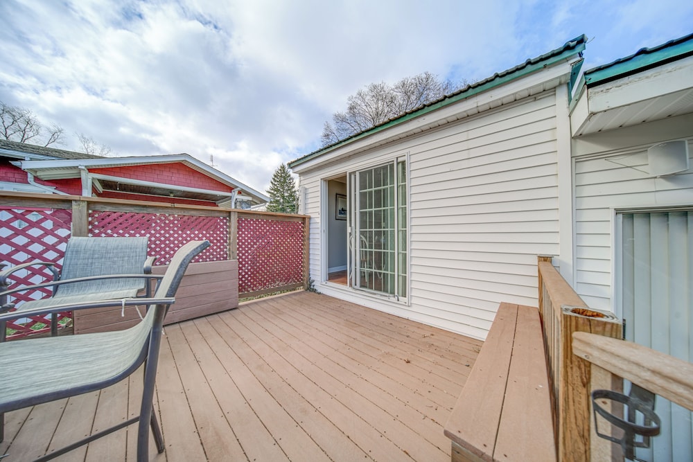 Walk to Lake Erie & Beach Access: Home w/ Deck!