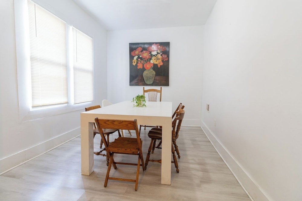 Detroit 4BR Home Bathtub & Pet Friendly Stay