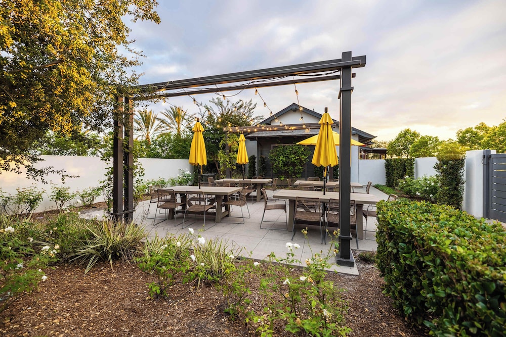 @marbella Lane - Stylish Dream Home in RMV w/ Pool
