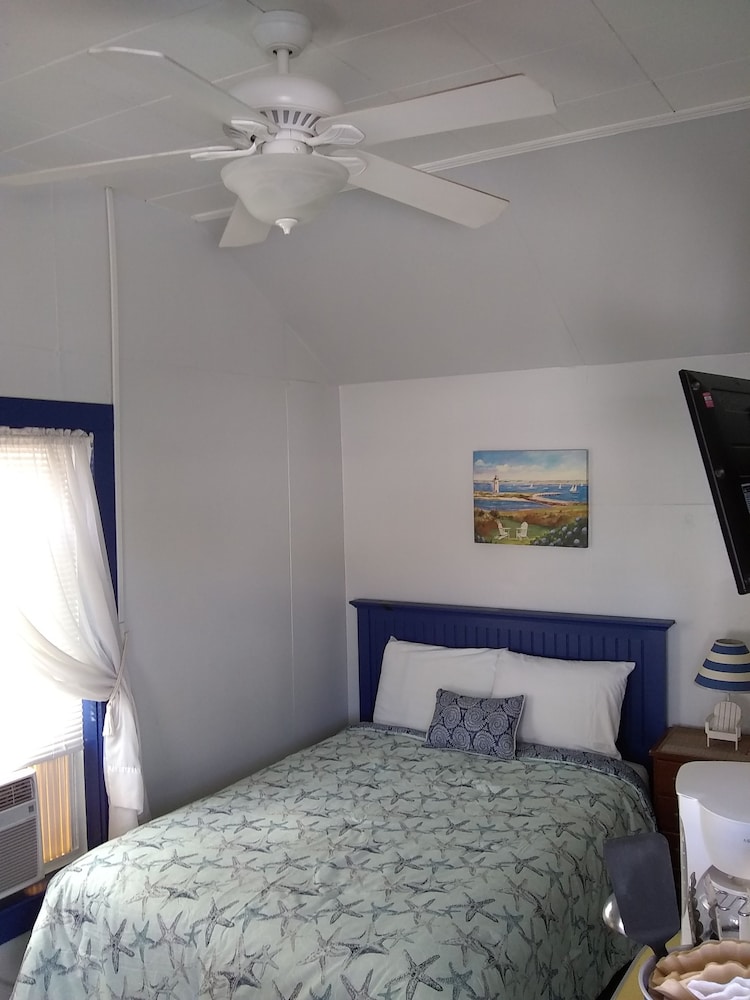 Moontide Motel Cabins & Apartments