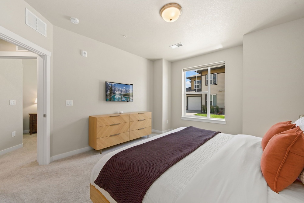 Northfield Hideaway, King Suite, EV, Pet-friendly