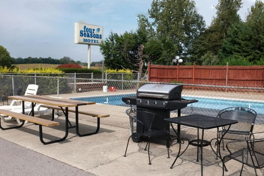 Four Seasons Motel