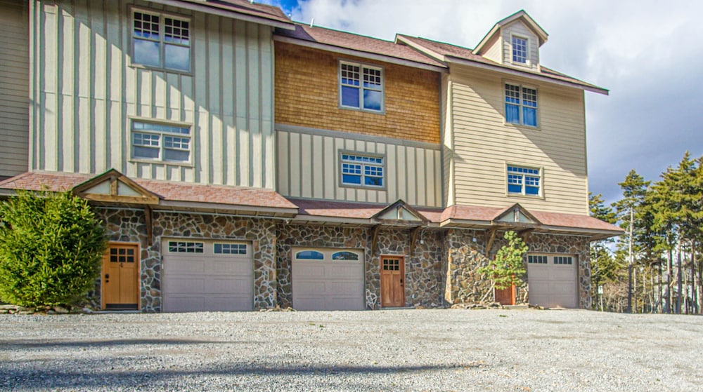 Shays Landing #6: 4 Bedrooms, 4.5 Bath: Pvt Hot Tub, Slope Side