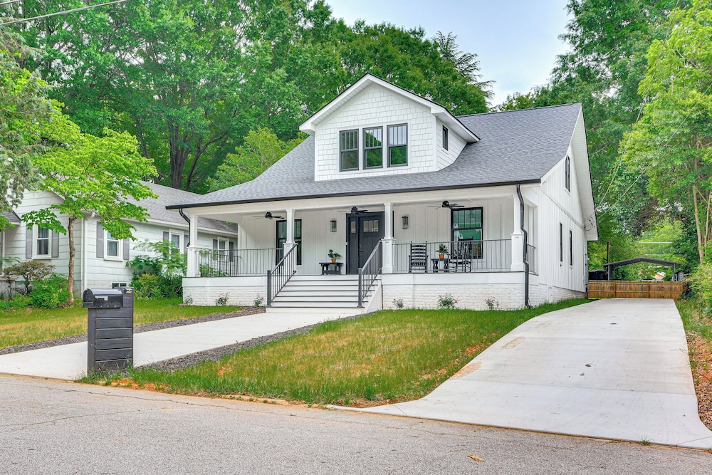 Walk to Uptwn Lexington: Modern Retreat w/ Porch!