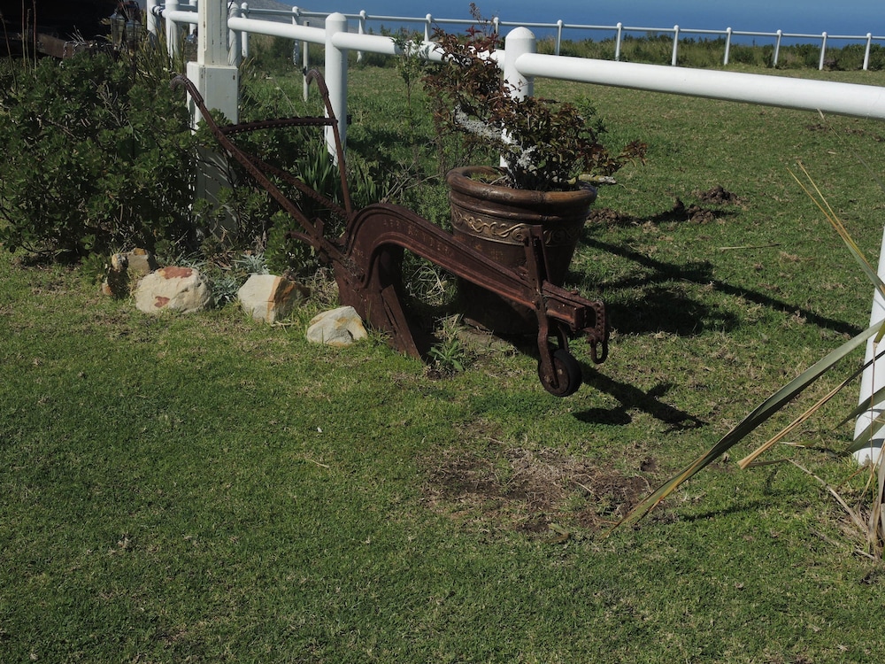 T'Niqua Stable Inn