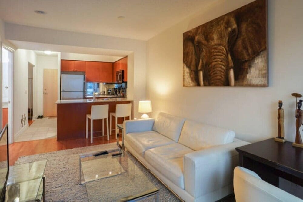 Style in Yorkville - Image 4