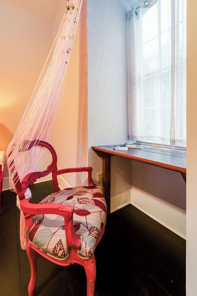 Central 4BR Historic Gem Near Colleges