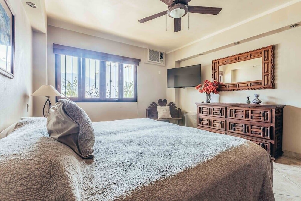 Ocean View 2Br Condo-balcony-beach-pool - 805