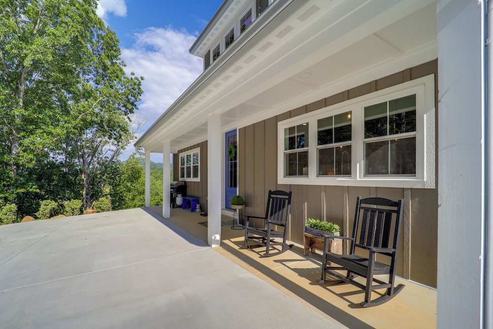 Newly Built Home w/ Panoramic Views in Jefferson!