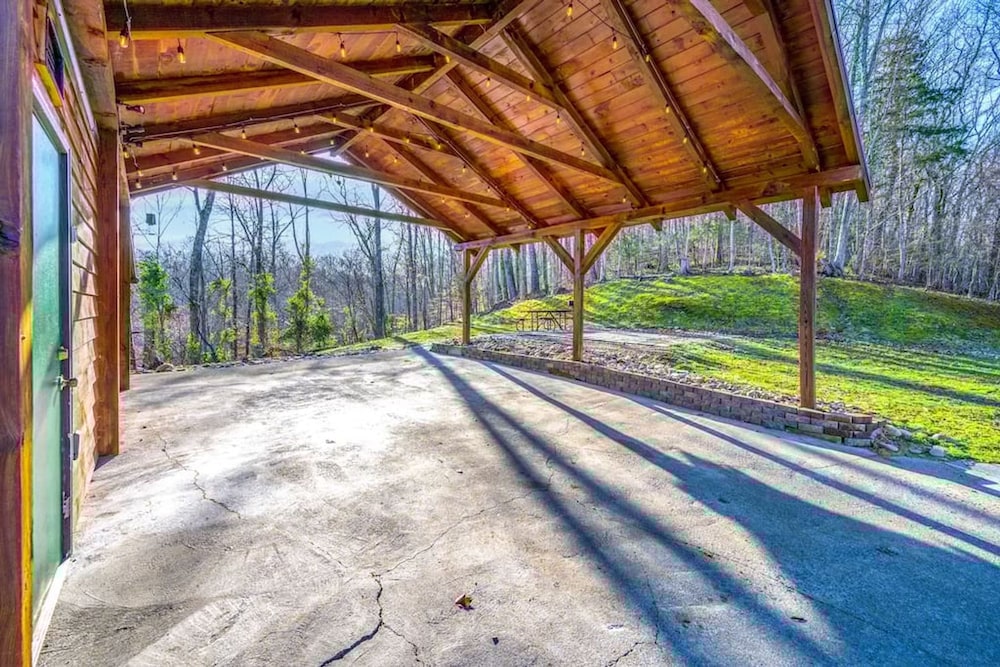 Dog Friendly Views Hot Tub Close to PF Gsmnp