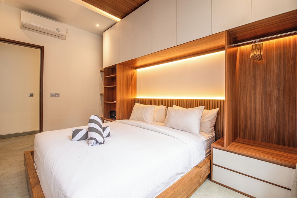 Elegant 5BR Canggu Villa 400m to Pristine Beach