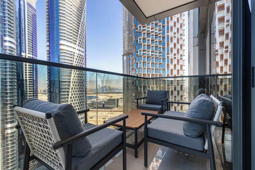 SIMPLY COMFORT Skyline Apts at Nobles Tower with Luxury Burj View