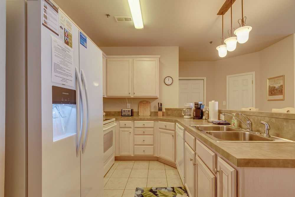 Community Pools & Beach: Smith Mountain Lake Condo
